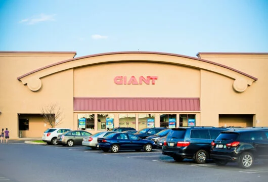 Exterior of a Giant grocery store