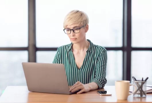 Woman using a laptop to apply for a tribal installment loan