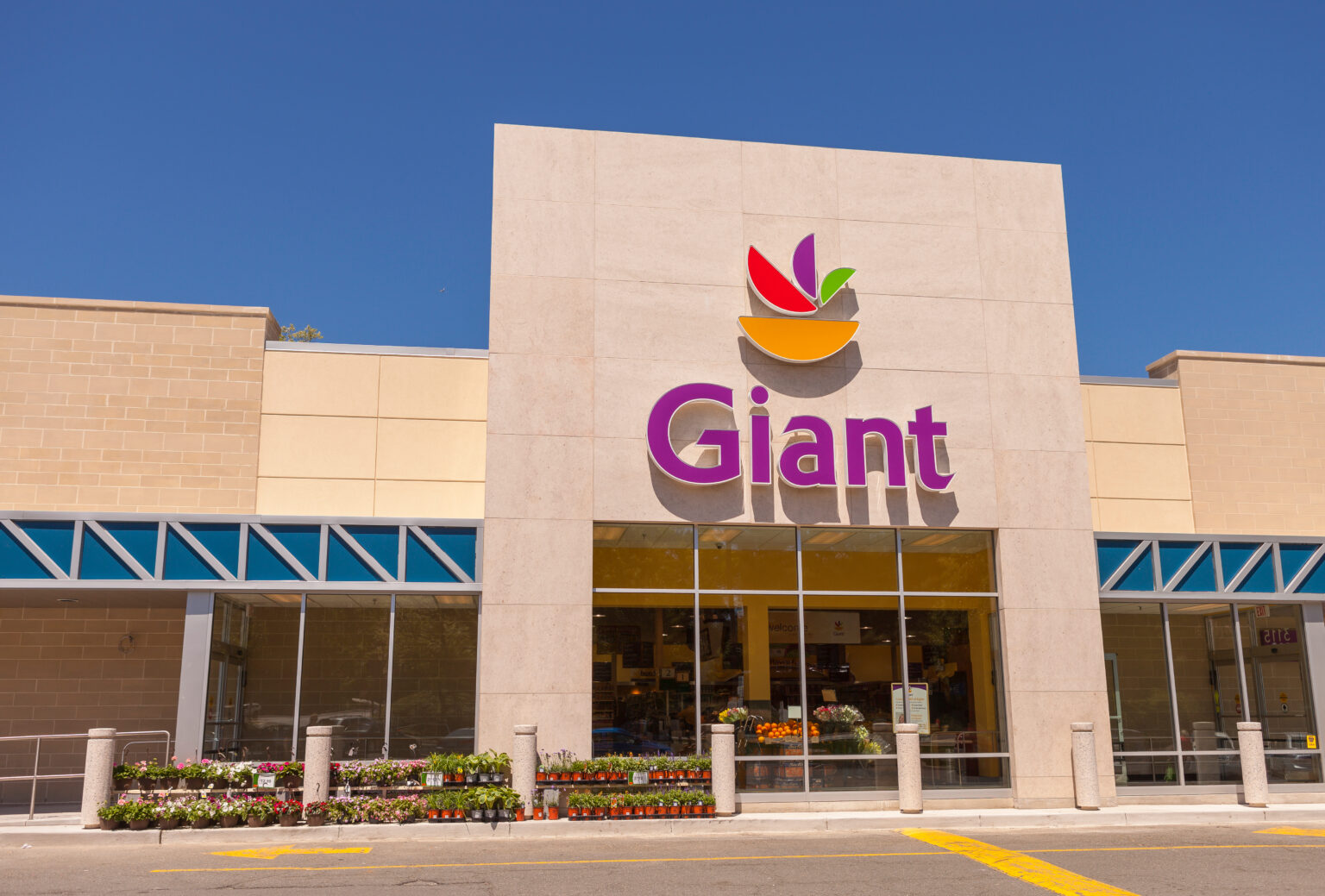 Exterior of a Giant Food store