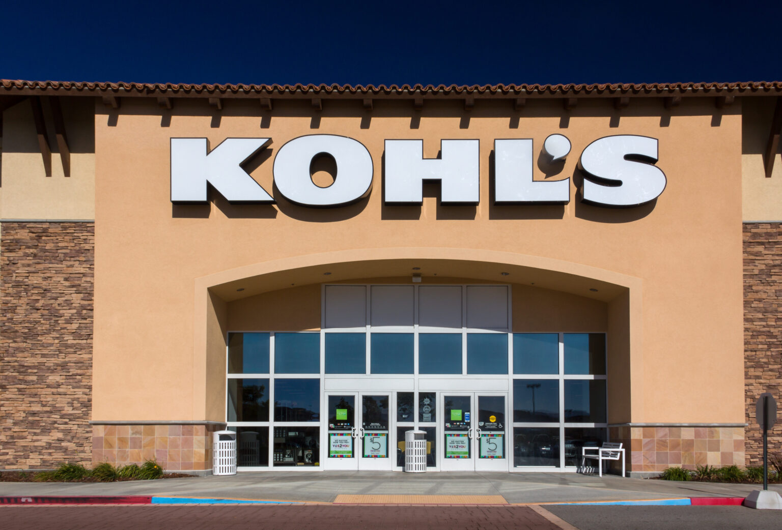 Front entrance of a Kohl's store that sells gift cards