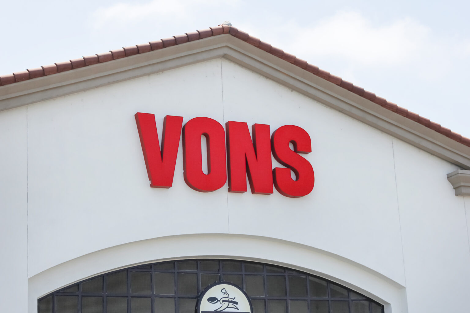 Vons sign above the front entrance of a store