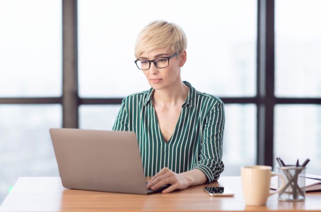 Woman using a laptop to apply for a tribal installment loan