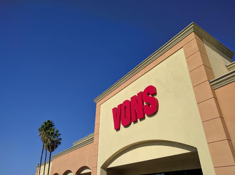 Sign above the front entrance of a Vons grocery store
